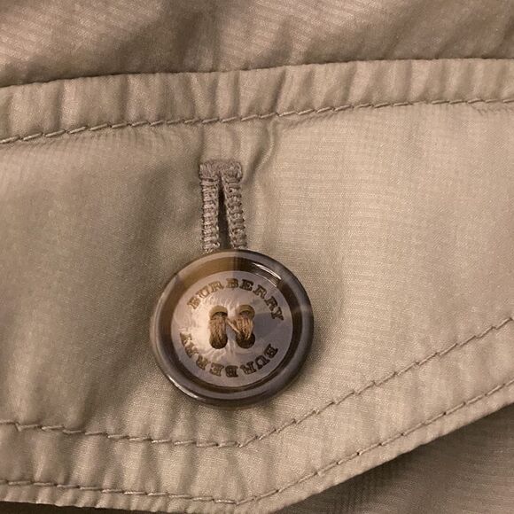 Burberry Boys Rain Jacket with Hood. Olive green Nylon. Size 4 Yr. - Picture 14 of 14